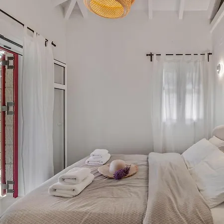 Villa Apanema Mindfulness, Relaxing Adults Only Resort, Fast Wifi, Pool, Sauna, Massage Asprogerakata