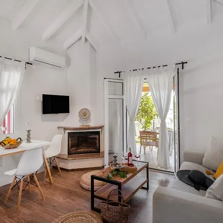 Villa Apanema Mindfulness, Relaxing Adults Only Resort, Fast Wifi, Pool, Sauna, Massage Asprogerakata