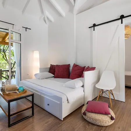 Villa Apanema Mindfulness, Relaxing Adults Only Resort, Fast Wifi, Pool, Sauna, Massage