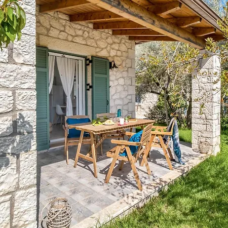 Villa Apanema Mindfulness, Relaxing Adults Only Resort, Fast Wifi, Pool, Sauna, Massage Asprogerakata